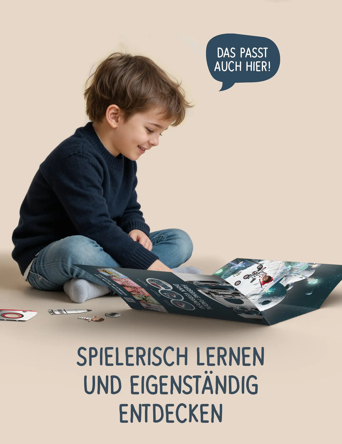 Junge spielt eigenständig mit dem klebo Weltraum Stickerbuch – spielerisch lernen und entdecken