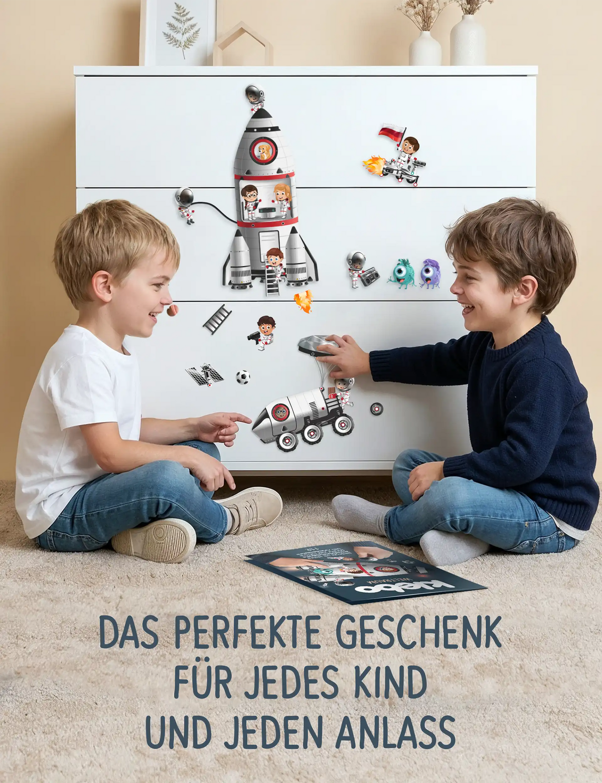 Zwei Jungen kleben klebo Weltraum Sticker an eine Kommode – das perfekte bildschirmfreie Geschenk