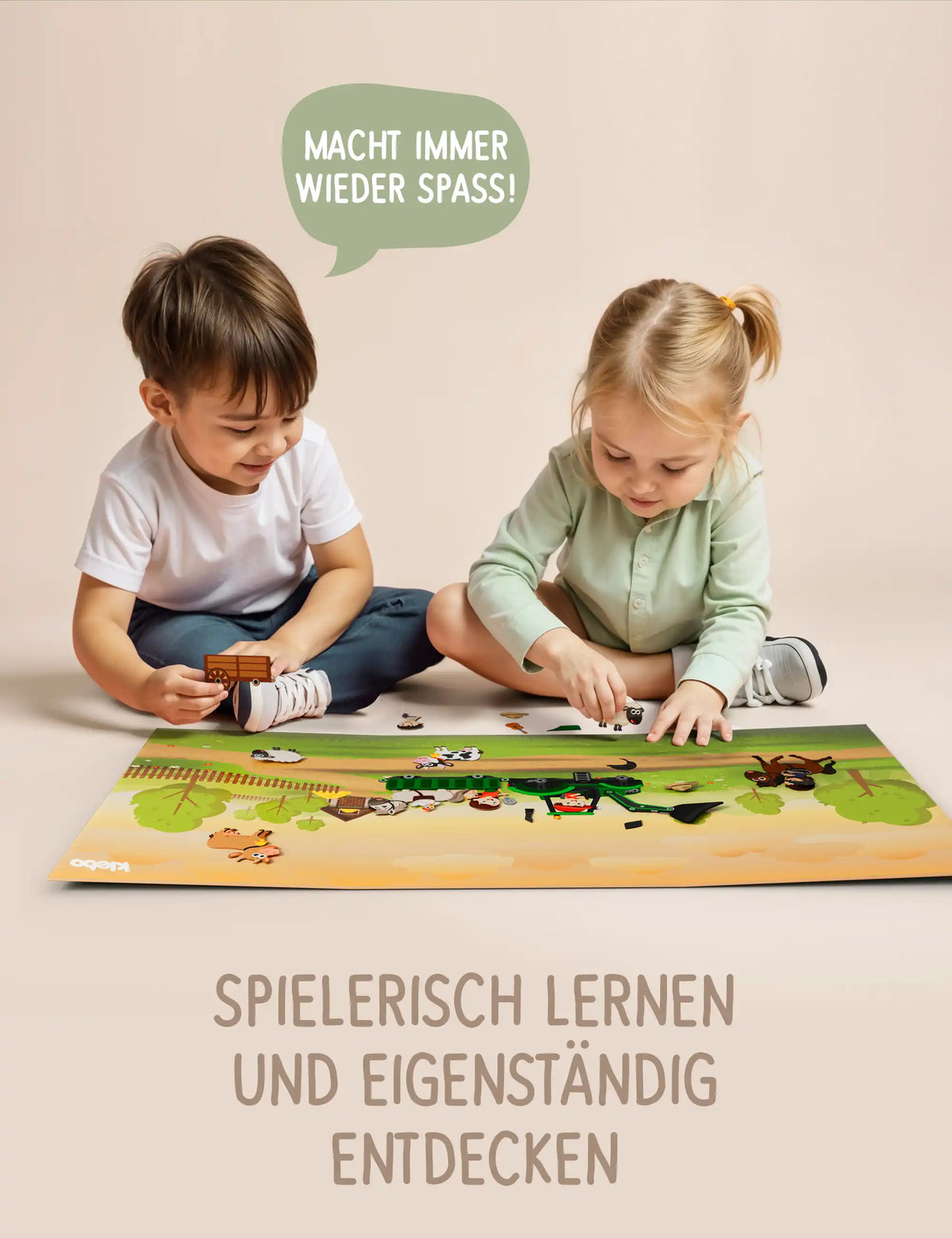 Zwei Kinder spielen gemeinsam mit dem klebo Bauernhof Stickerbuch auf dem Boden