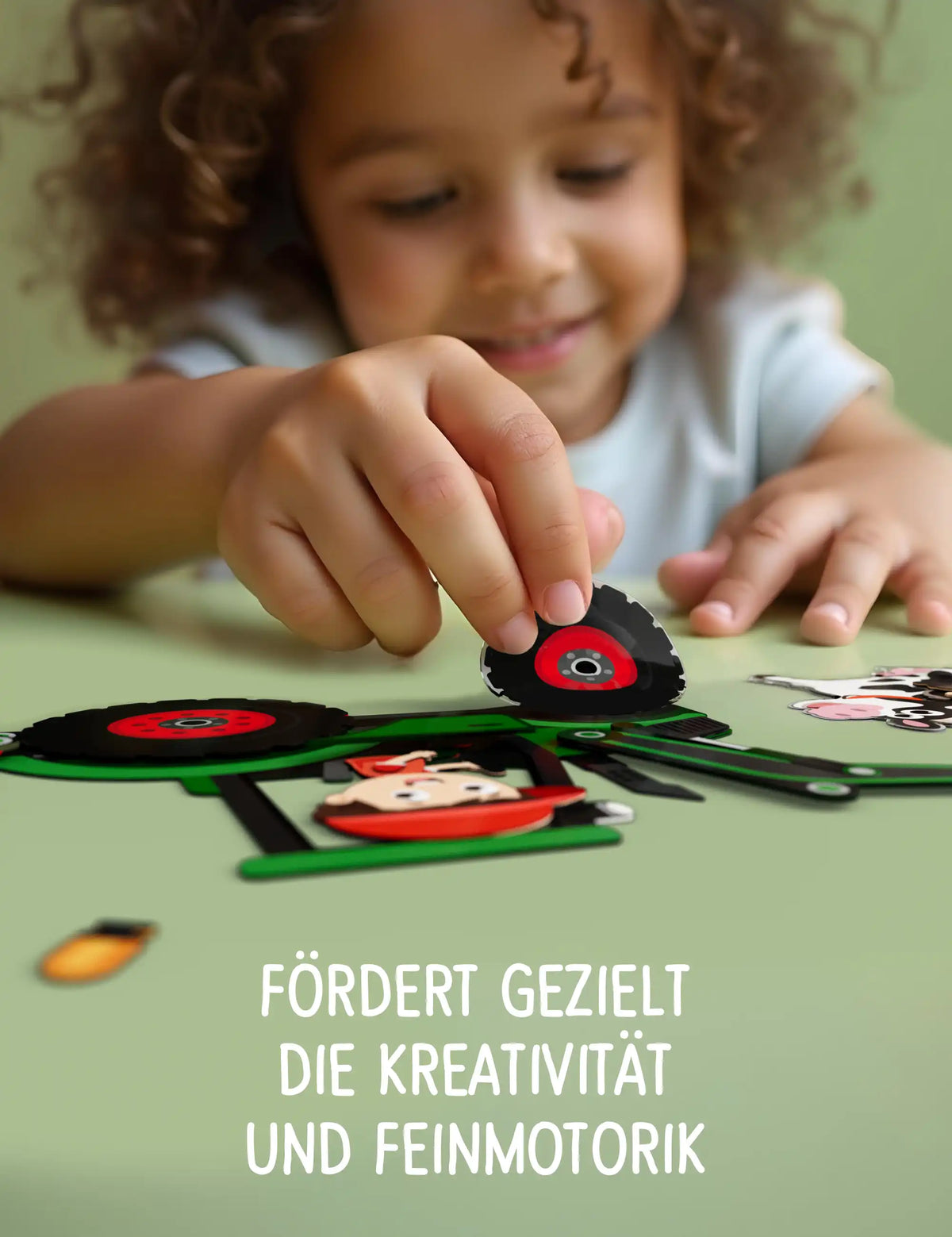 Mädchen setzt ein Traktorrad aus klebo Stickern ein – fördert Kreativität und Feinmotorik