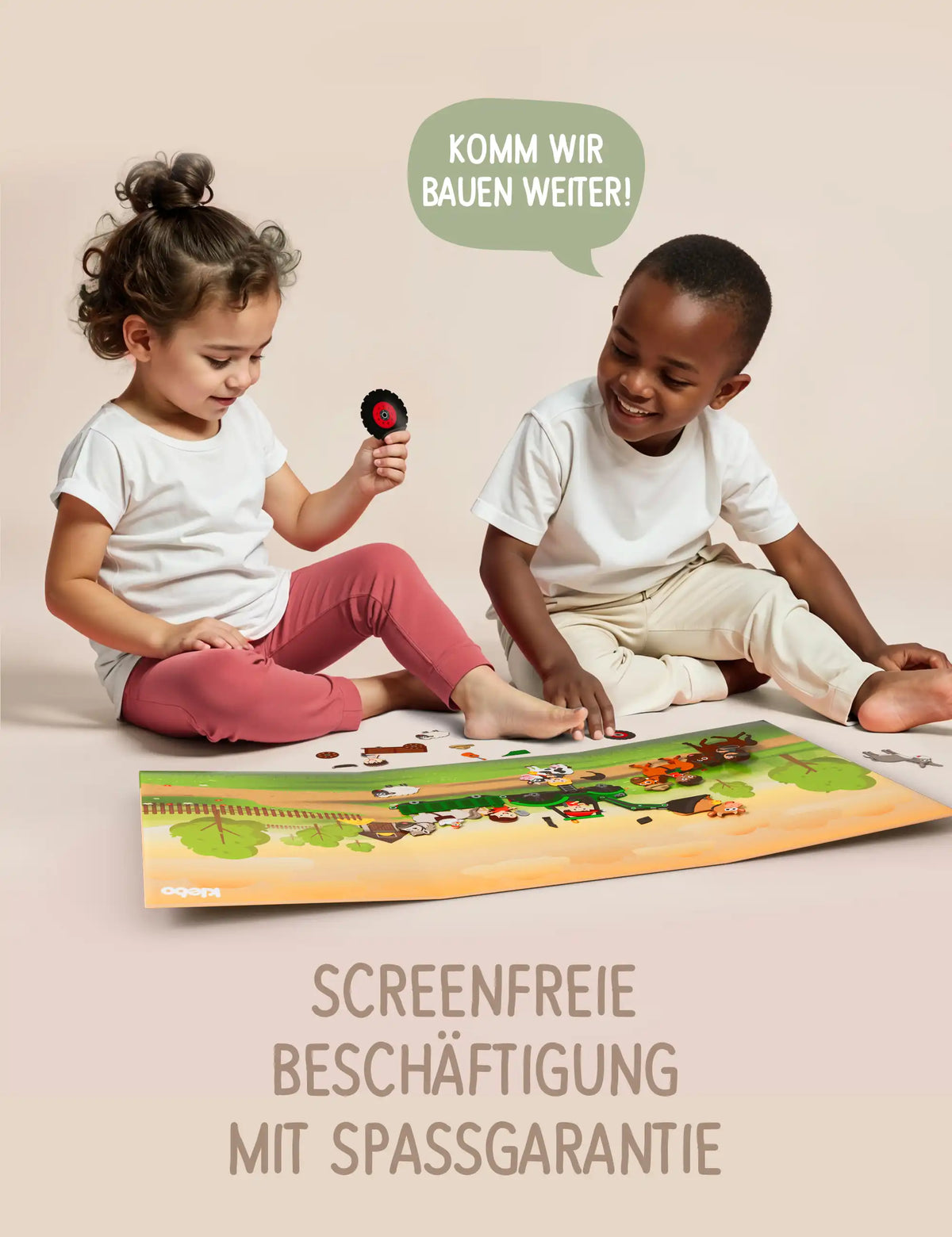 Zwei Kinder bauen zusammen am klebo Bauernhof – bildschirmfreie Beschäftigung