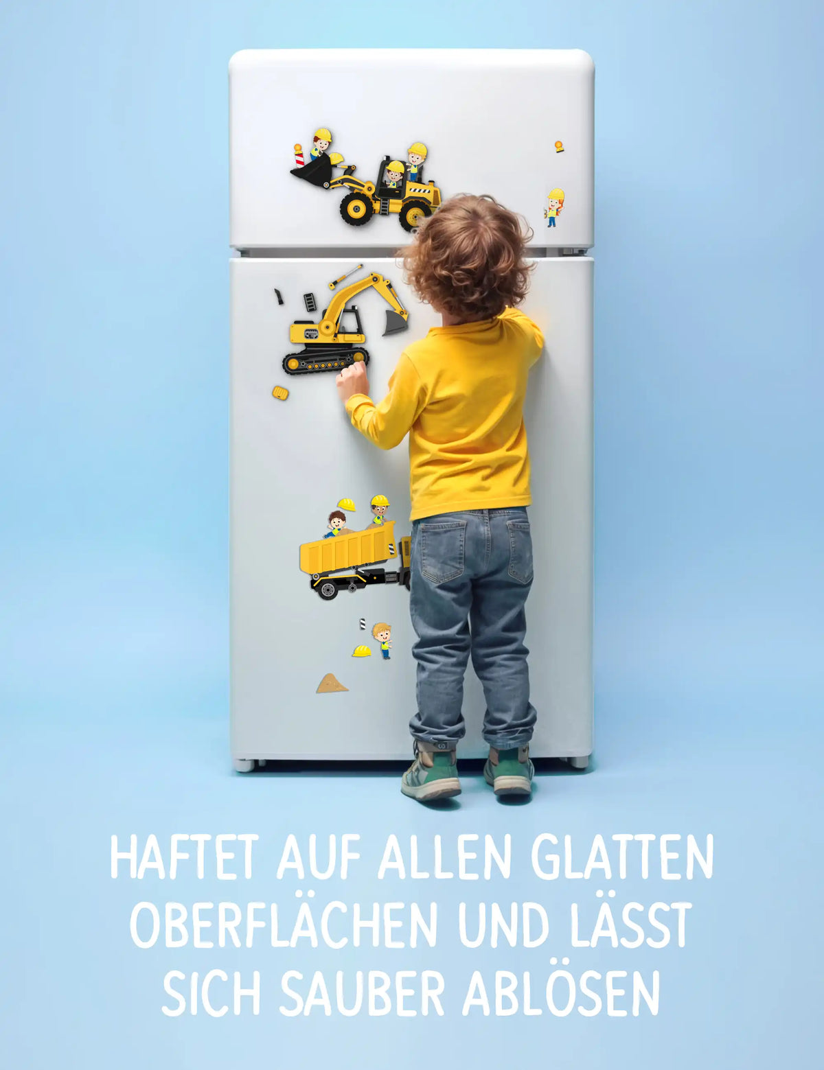 Kind klebt klebo Baustellen-Sticker an den Kühlschrank – haften ohne Kleber und lösen sich rückstandsfrei