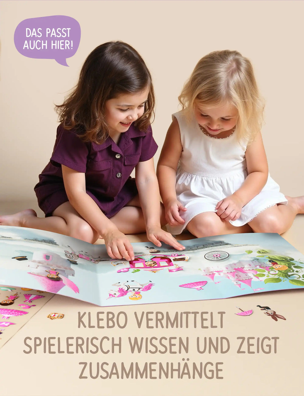 Zwei Mädchen spielen gemeinsam mit dem klebo Märchenland Stickerbuch – spielerisch lernen