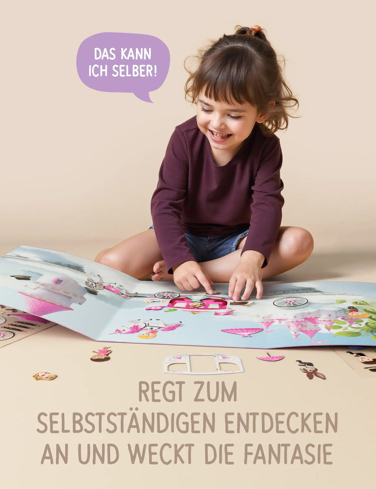 Mädchen spielt selbstständig mit dem klebo Märchenland Stickerbuch – weckt die Fantasie