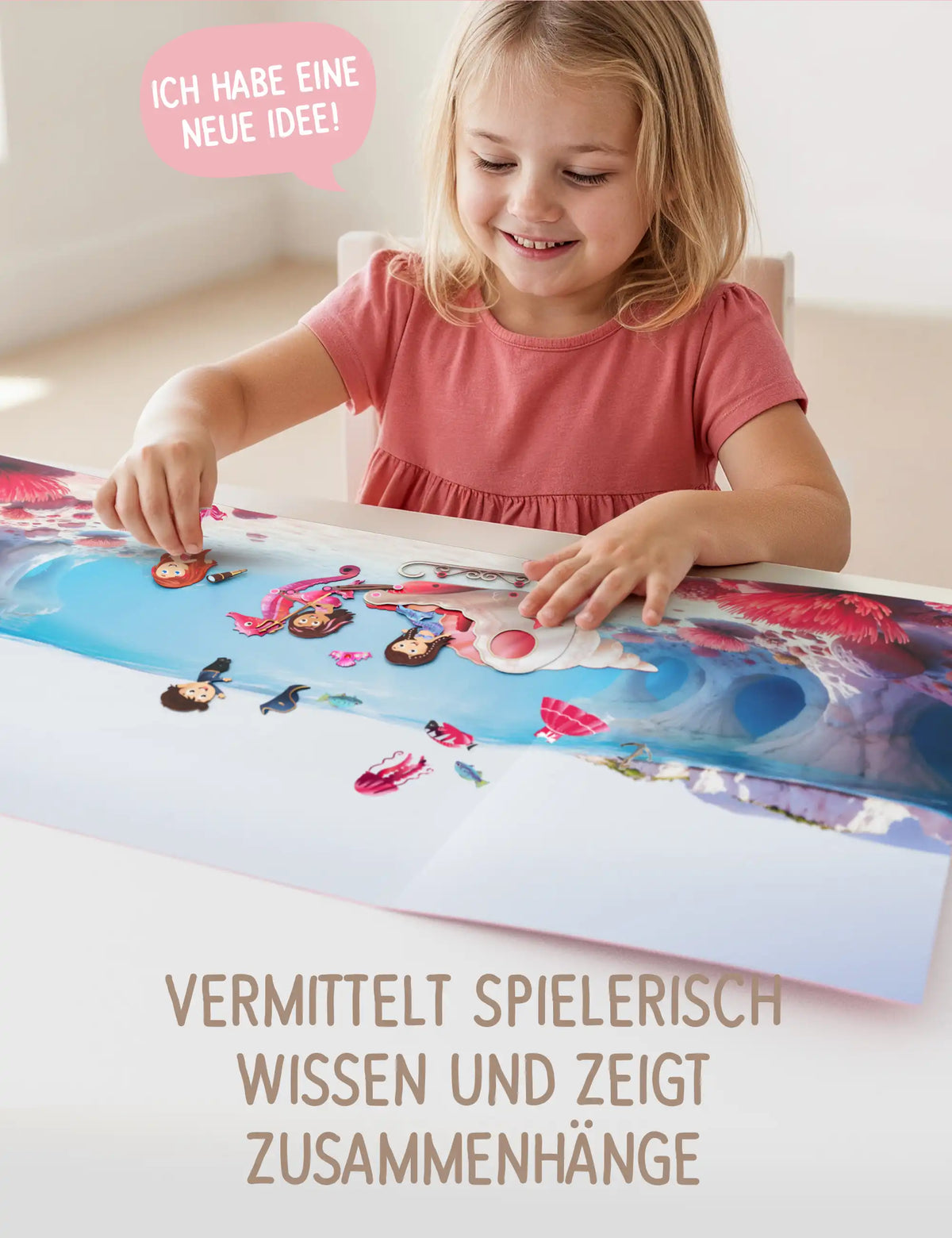 Fröhliches Mädchen spielt mit dem klebo Meerjungfrauen Stickerbuch – spielerisch lernen
