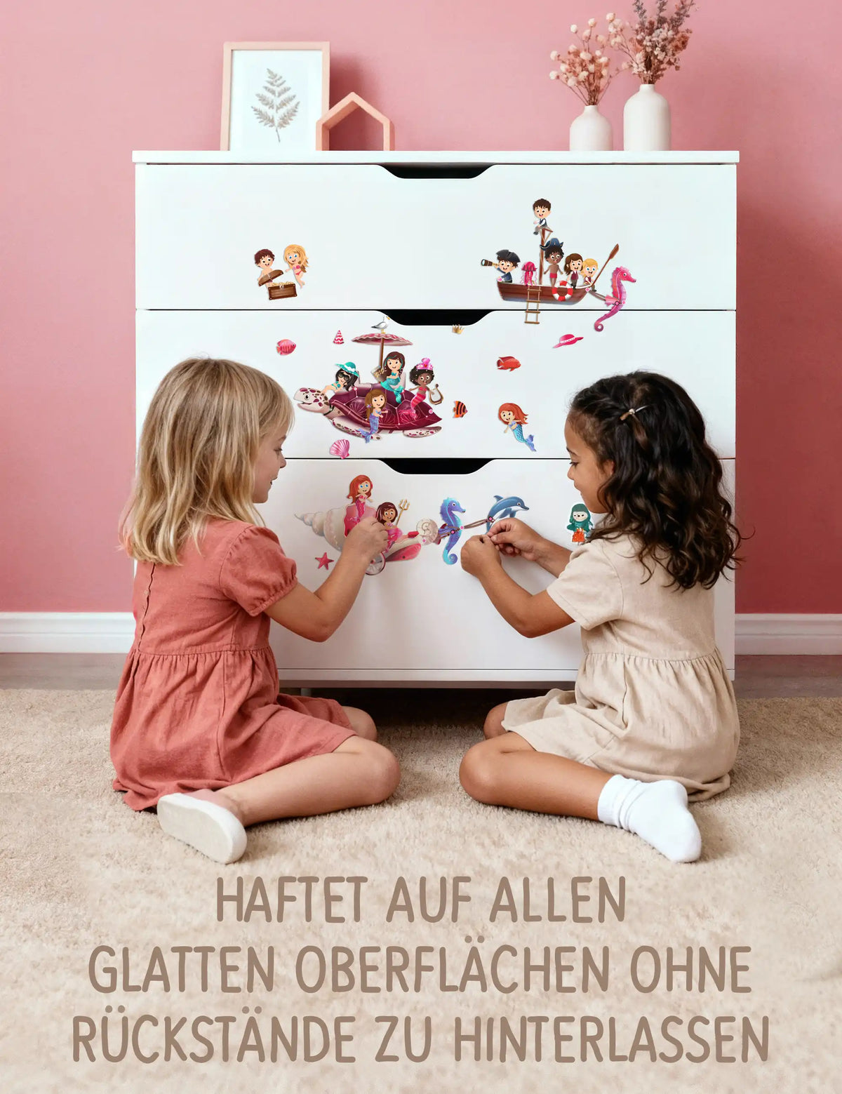 Zwei Mädchen kleben klebo Meerjungfrauen Sticker an eine Kommode – haften ohne Rückstände