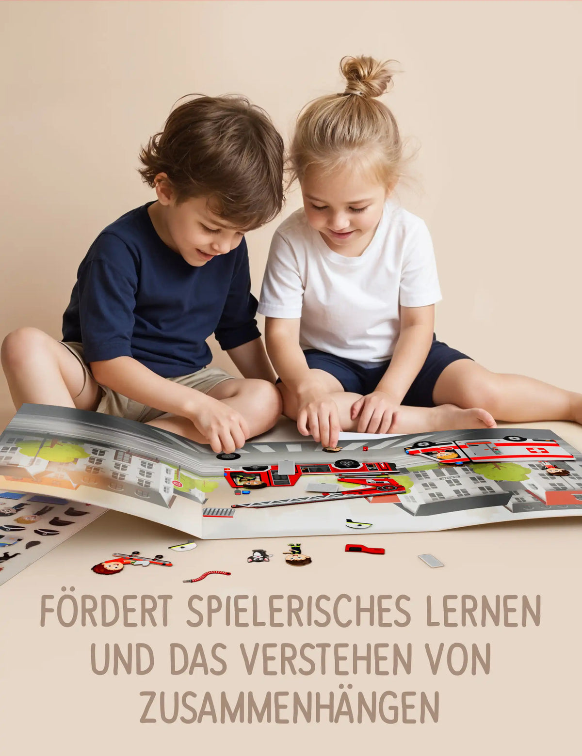 Zwei Kinder spielen gemeinsam mit dem klebo Notruf Stickerbuch – spielerisch lernen