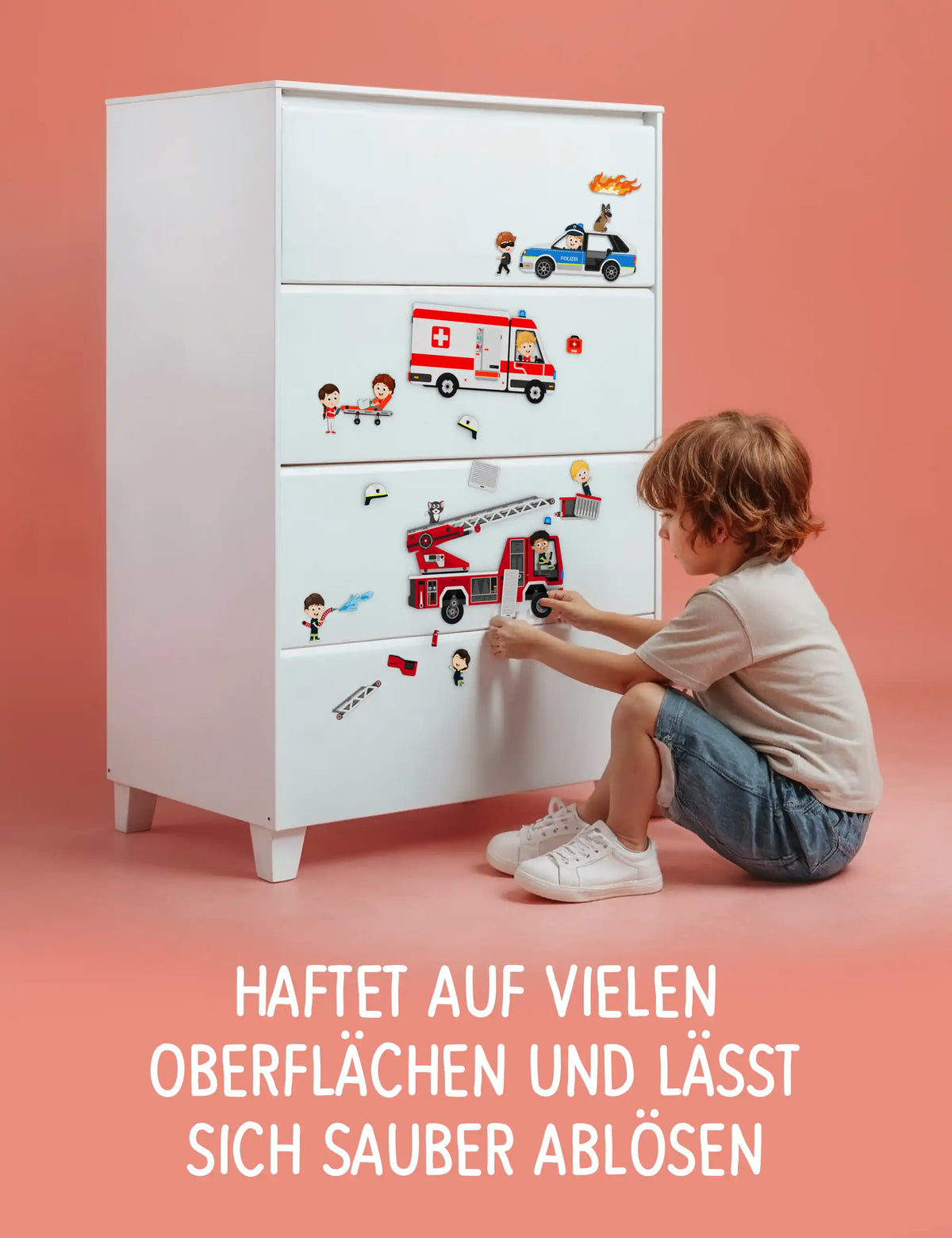 Kind klebt klebo Notruf Sticker an eine Kommode – haften ohne Kleber und lösen sich sauber ab