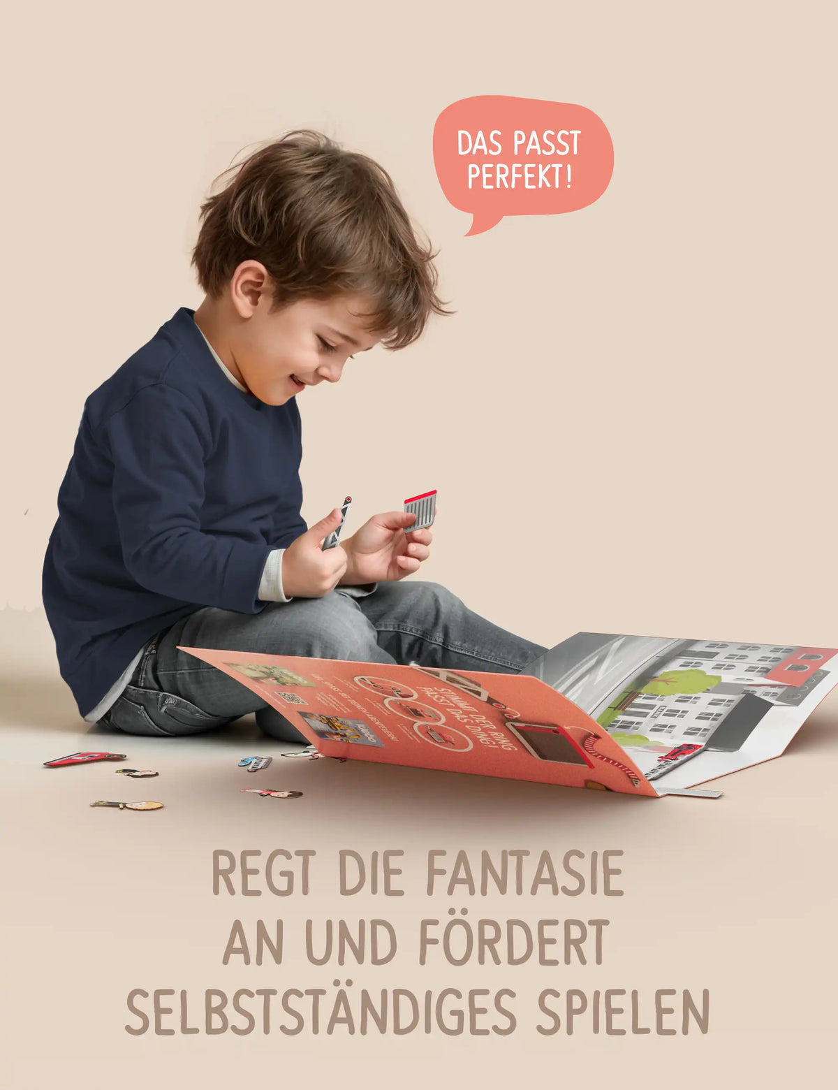 Junge spielt selbstständig mit dem klebo Notruf Stickerbuch – regt die Fantasie an